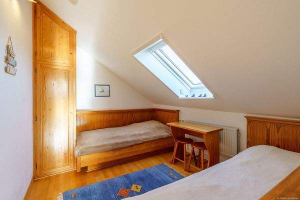 Schlafzimmer mit Einzelbetten, Dachfenster mit Blick zur Ostsee
