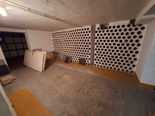 Kellerraum mit Weinregal.jpg