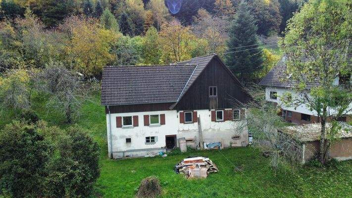 danebenstehendes, ehemaliges Bauernhaus