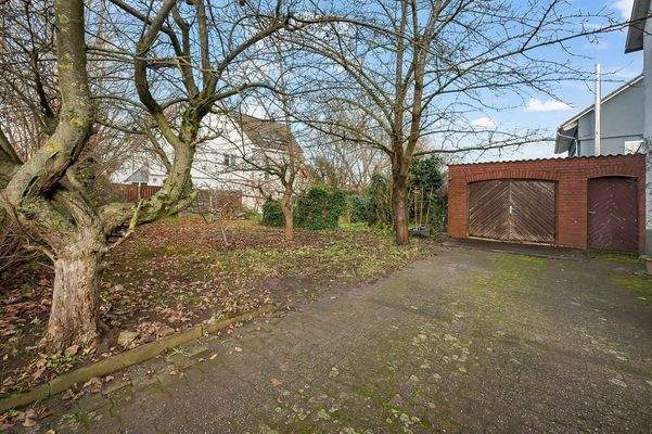 Ansicht Garage und Garten