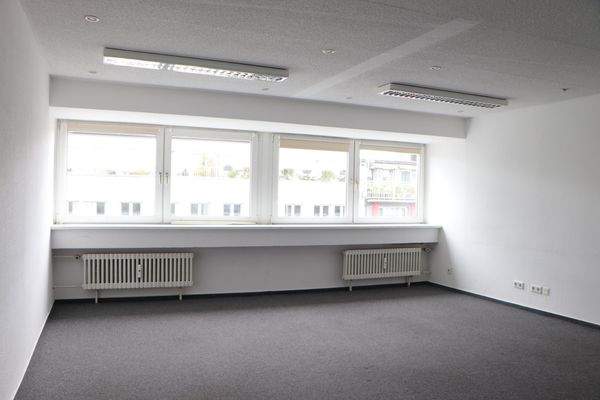 Leeres Büro mit Fenstern
