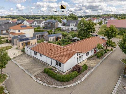 Rückzugsort mit Perspektive – Luftaufnahme des Grundstücks mit Garten und Parkplätzen. 