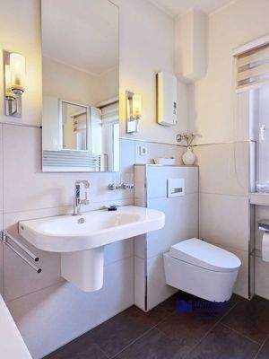 Badezimmer mit Wanne 1OG