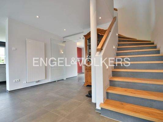 EG: Großzügiger Eingangsbereich mit Aufgang zum Dachgeschoss