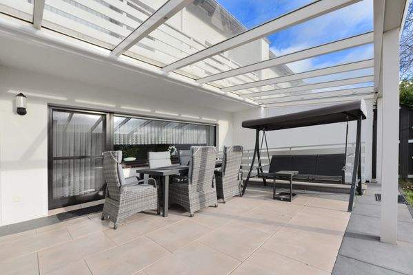 die große, überdachte Terrasse