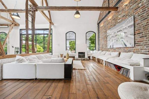 Wohnbereich mit Loft-CHarakter und hohen Decken