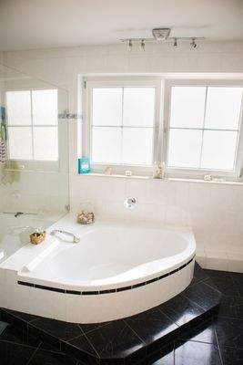hochwertige Eckbadewanne 1.OG (1)