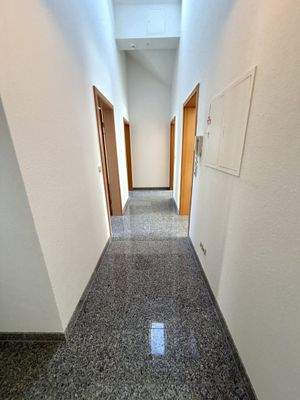 Praktischer Flur mit direktem Zugang zu allen Räumen