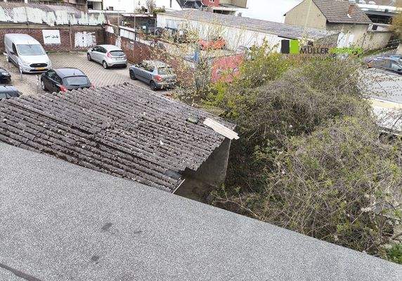 Blick vom Anbau auf die Garagen und Garten