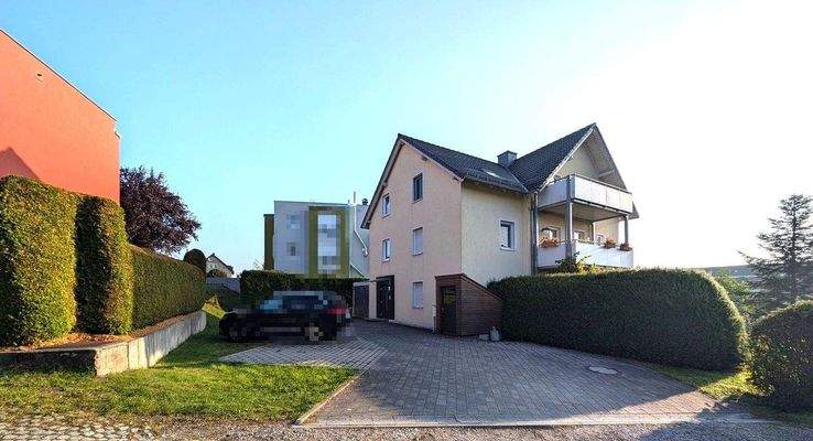 Vorderansicht mit Stellplätzen.jpg