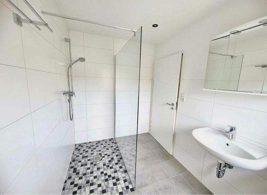 Modernes Bad mit Dusche