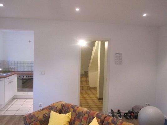 Wohnbereich ELW mit Zugang zur Küche und Flur