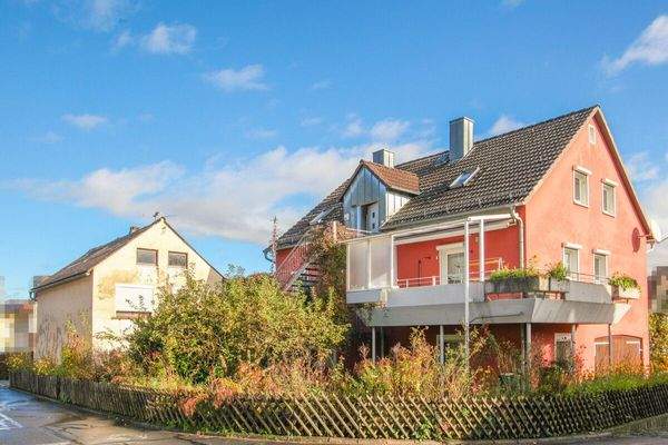 Aussenansicht mit Nebengebäude