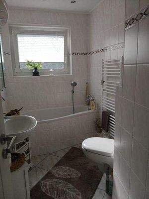 Wannenbad mit großem Fenster