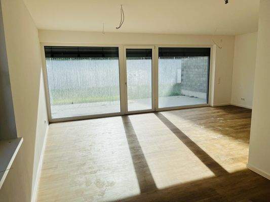 Wohnbereich mit Panoramaverglasung zur Terrasse