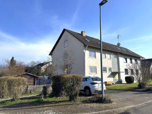 Sicht auf die Wohnung im Obergeschoss und 1 Kfz-St