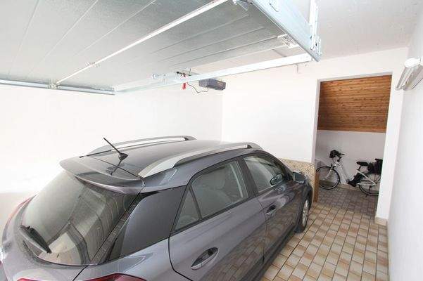 Garage mit Sektionaltor