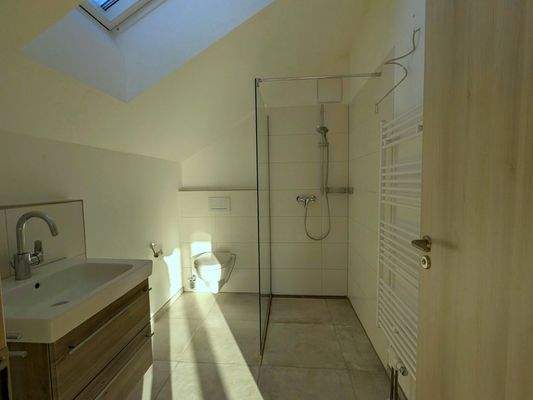 Bad mit Dusche und Fenster im DG