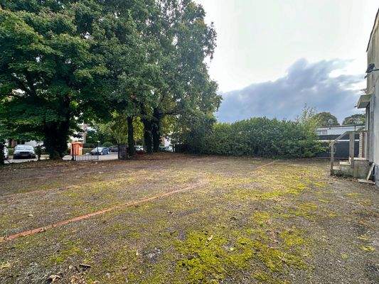 Großzügiger Parkplatz