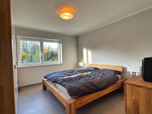 Schlafzimmer - viel Platz für Bett und Schränke