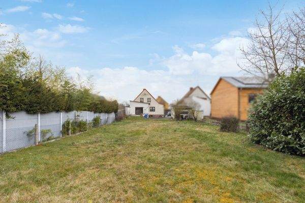 großzügiger, sonniger eingezäunter Garten