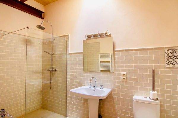 Eines von 3 Badezimmern