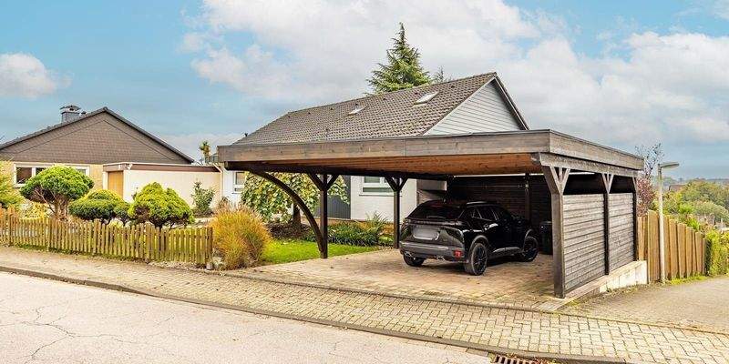 Außenansicht mit Doppel-Carport