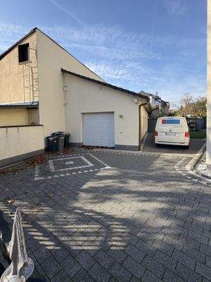 Hof mit Garage