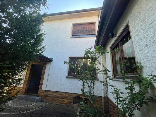 Hausseite mit Anbau.JPG