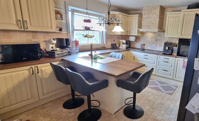 Küche mit Fenster und EBK im mod. Landhausstil 