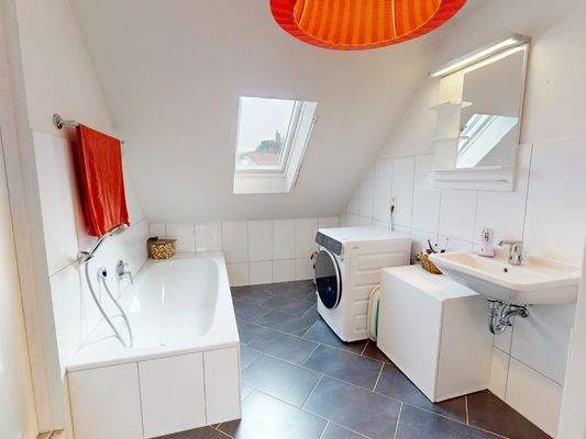 Weiteres Badezimmer der Hauptwohnung im Dachgeschoß mit Badewanne