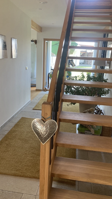 Offene Diele mit Blick in Küche, Obergeschoss und Garten