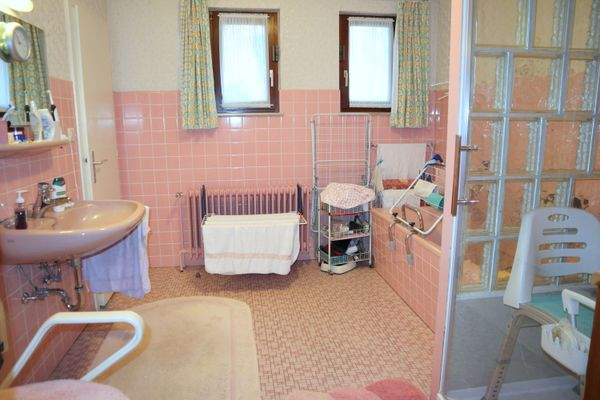 Badezimmer mit Badewanne ...