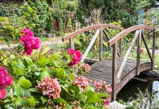 Steg über Gartenteich