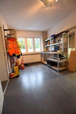 Räume im EG: Büro, Lager
