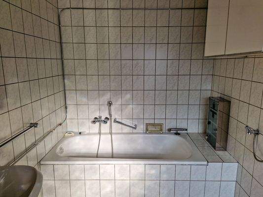 weiß gefliest mit Badewanne