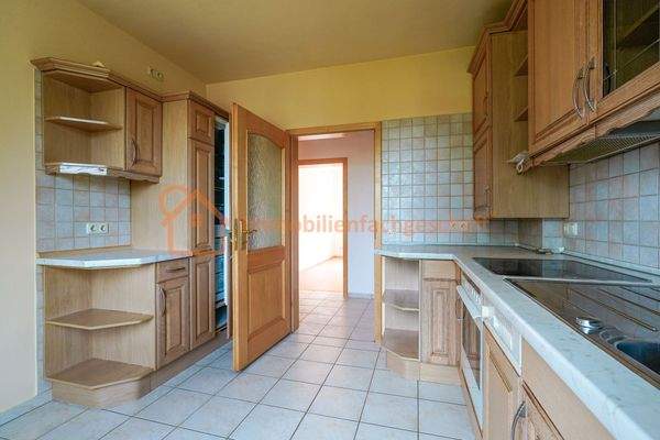 Geräumige Holzküche