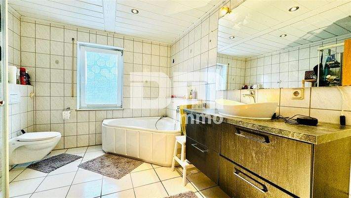 WE2 - EG Badezimmer / Wanne / Dusche