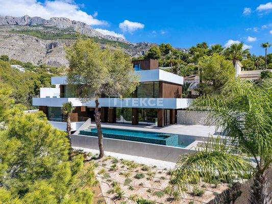 Detached Villa with Pool and Underground Parking in Altea Alicante