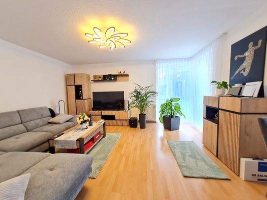 geräumiges Wohnzimmer