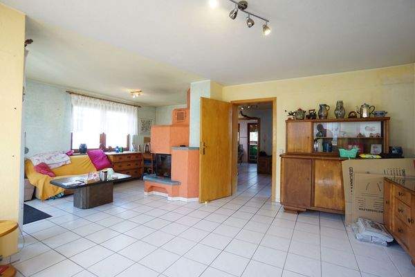 Wohnzimmer mit Fliesenboden