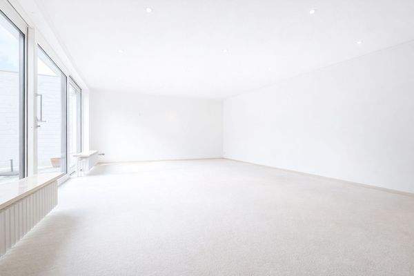 Der Wohnbereich ist geräumig und sonnig.