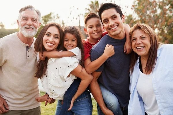 Ganze Familie mit Opa
