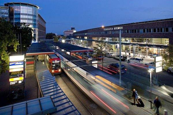Straßenbahn Haltestelle vor dem Objekt