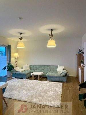 Wohnzimmer mit offener Küche