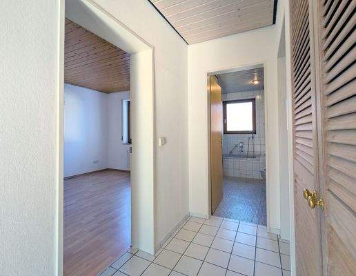 Flurbereich mit Blick ins Schlafzimmer sowie Badezimmer