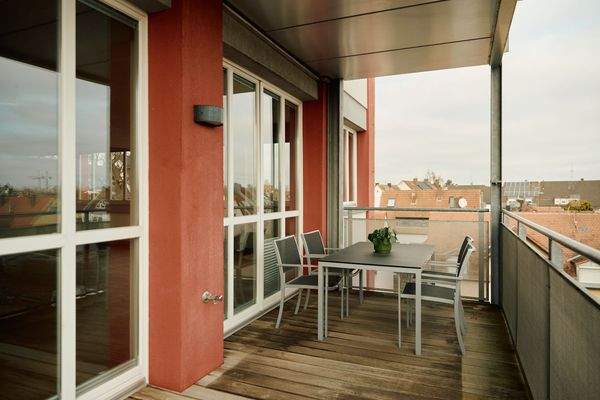 Der großzügige Balkon...