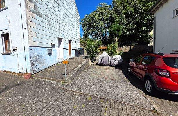 Weg zum Hauseingang und Stellplatz neben dem Haus