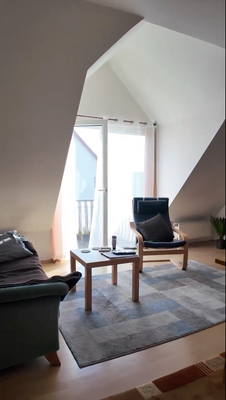 Wohnzimmer mit Balkon