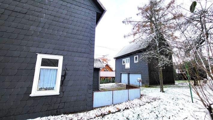 Blick auf das Garagengebäude.jpg